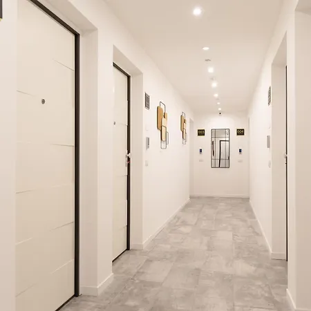 Living Como-rooms&parking Гостевой дом