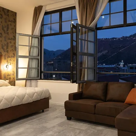 Living Como-rooms&parking Гостевой дом