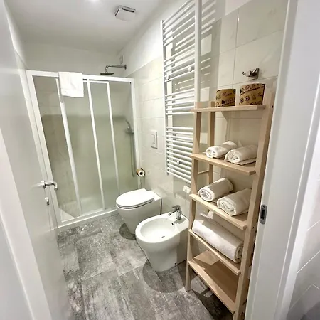 Living Como-rooms&parking Гостевой дом