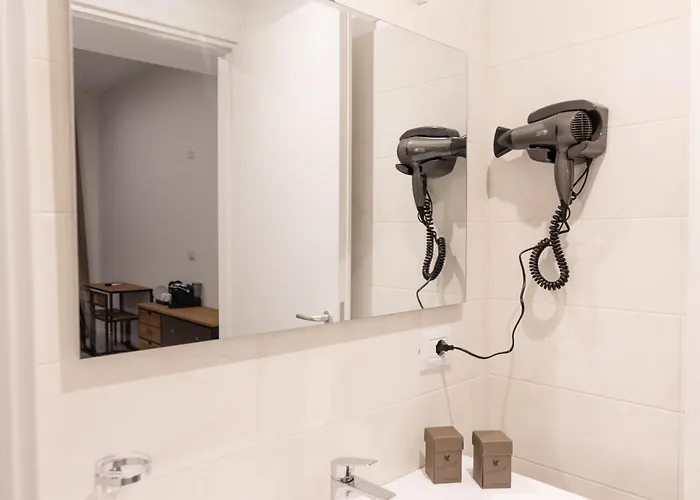 Living Como-rooms&parking בית הארחה