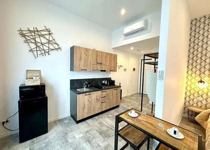בית הארחה Living Como-rooms&parking קומו